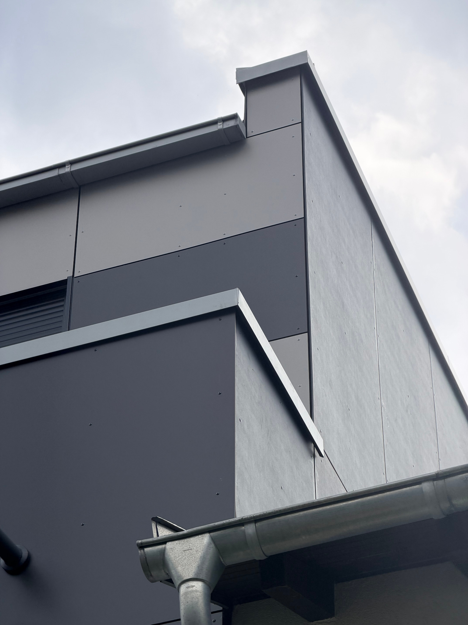 Detail der Fassadenbekleidung der Aufstockung