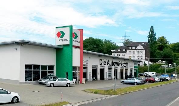 Bestandsfassade des Automobilstandorts vor der Neugestaltung