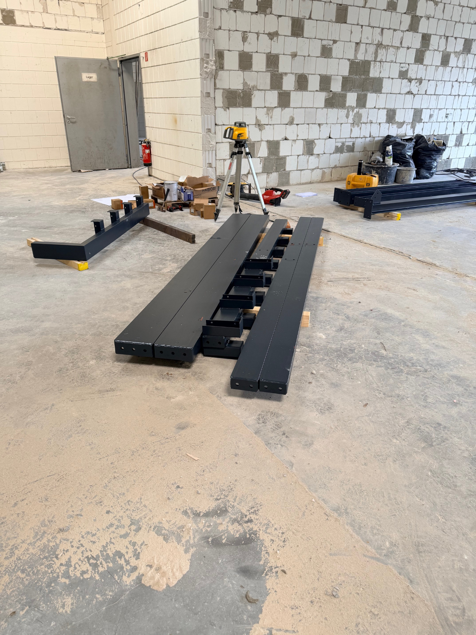 Vorbereitete Stahlbauteile der Kanzel vor der Montage