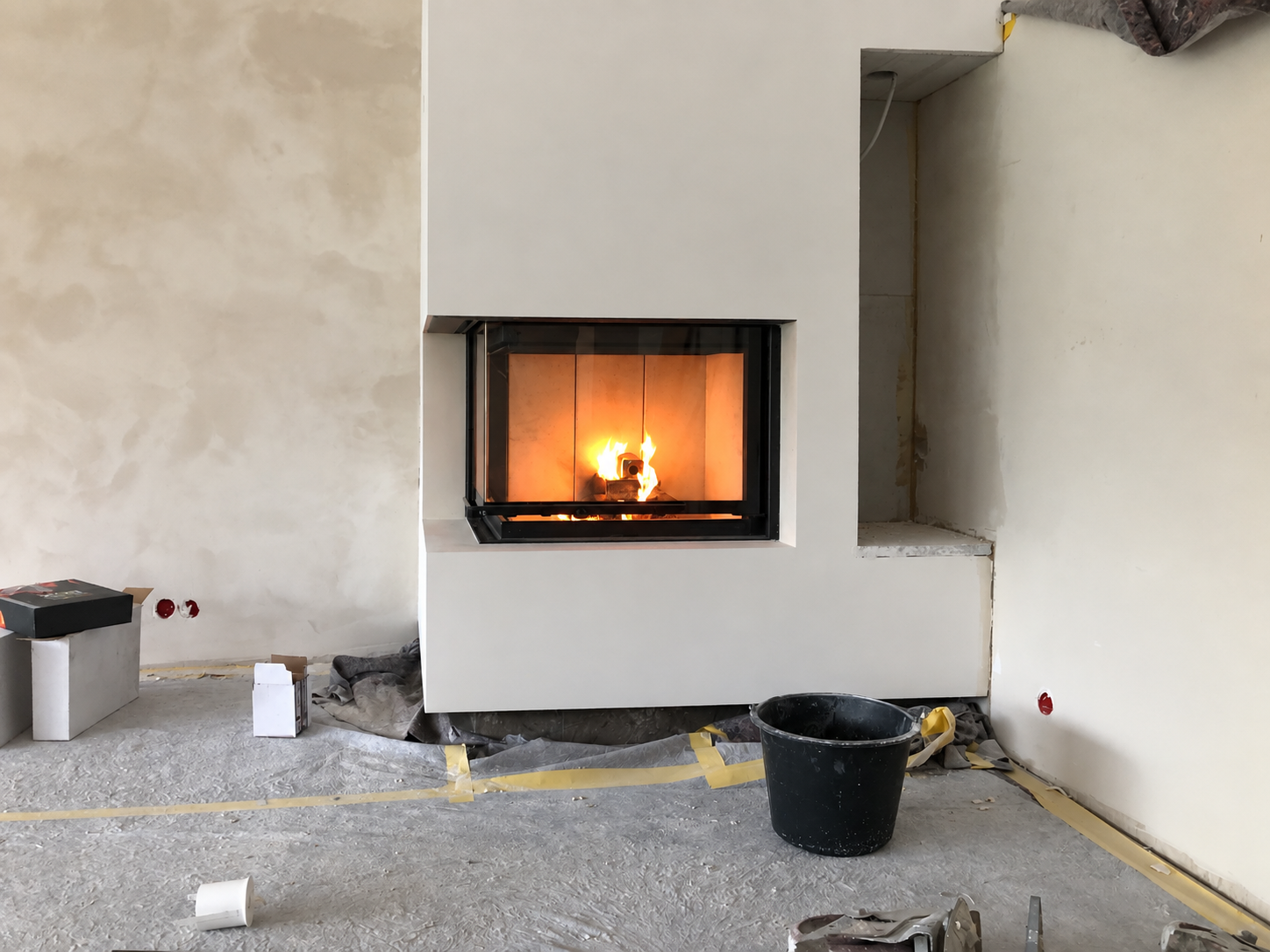 Kamin mit erster Feuerprobe während des Innenausbaus