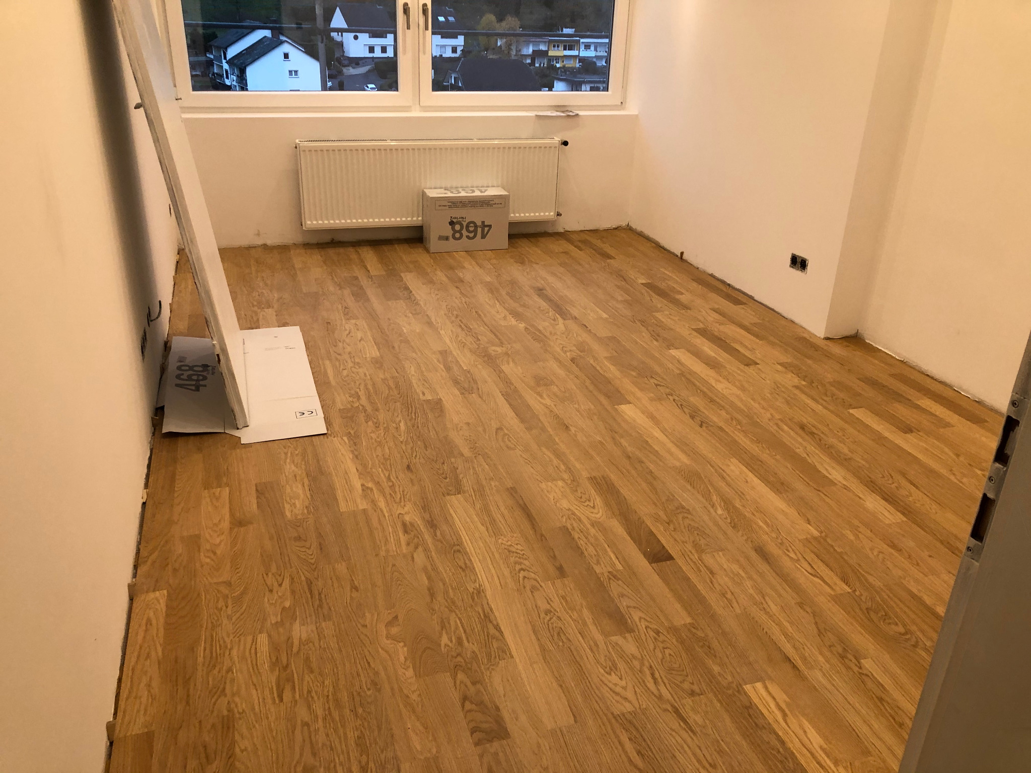 Verlegter Holzboden im Raum