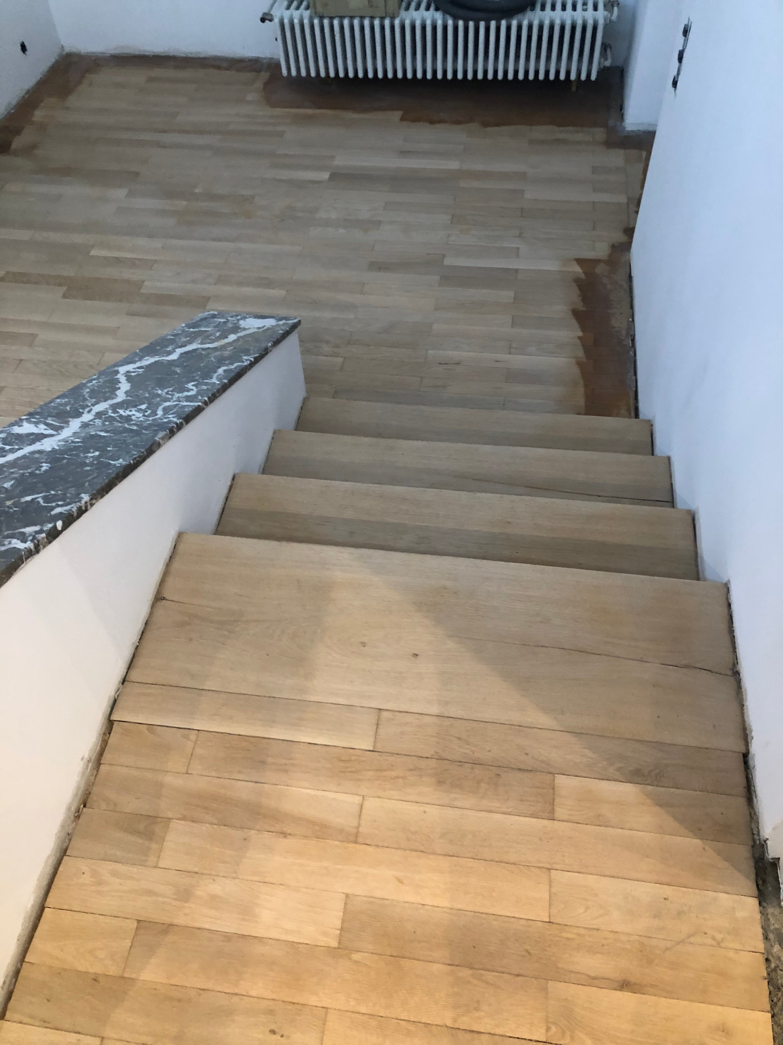 Holztreppe und Parkettfläche im Zuge der Aufarbeitung