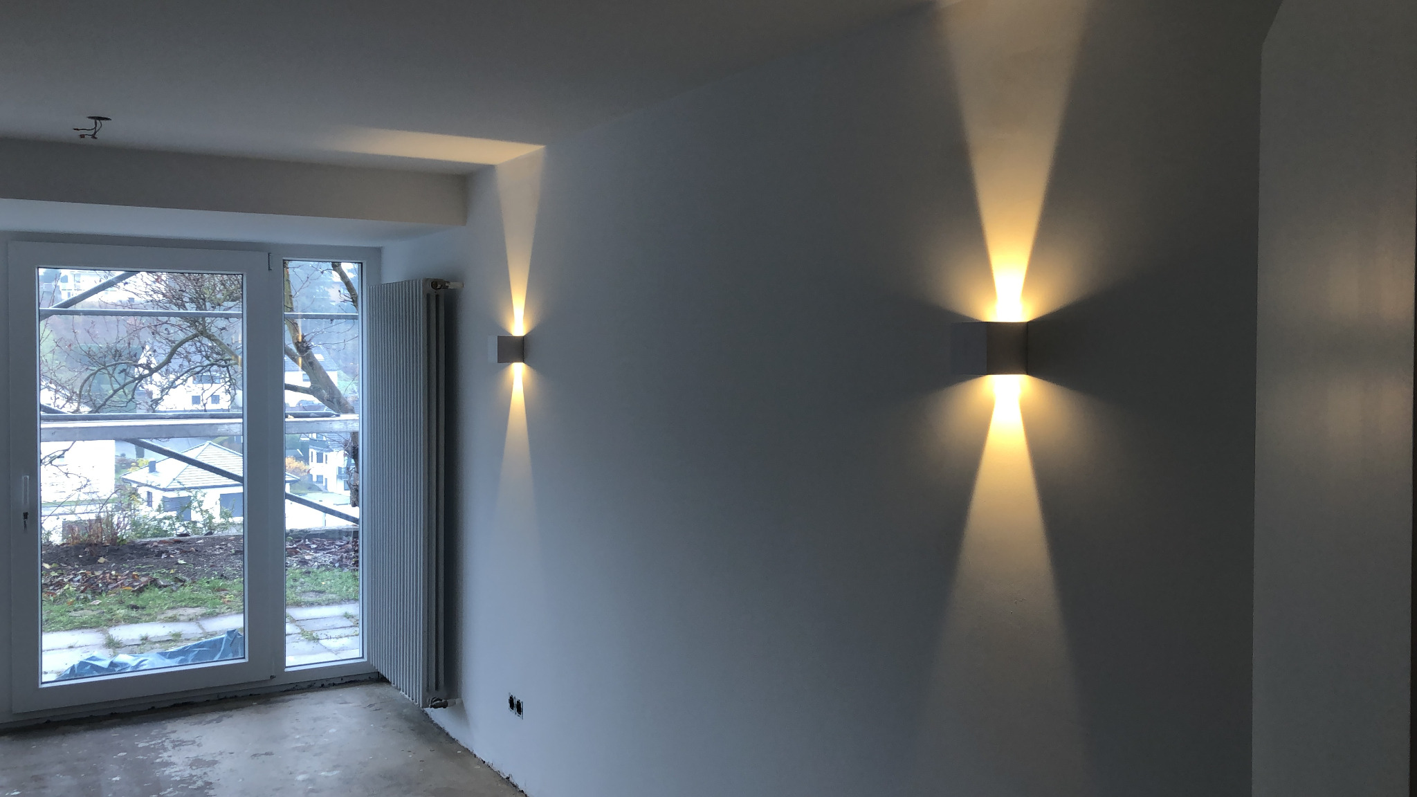 Wandleuchten im Wohnbereich mit gerichteter Lichtwirkung an einer hellen Wand