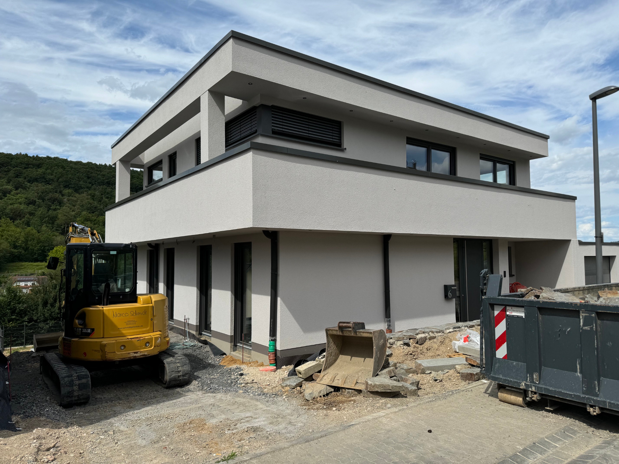 Straßenseitige Perspektive des Wohnhauses
