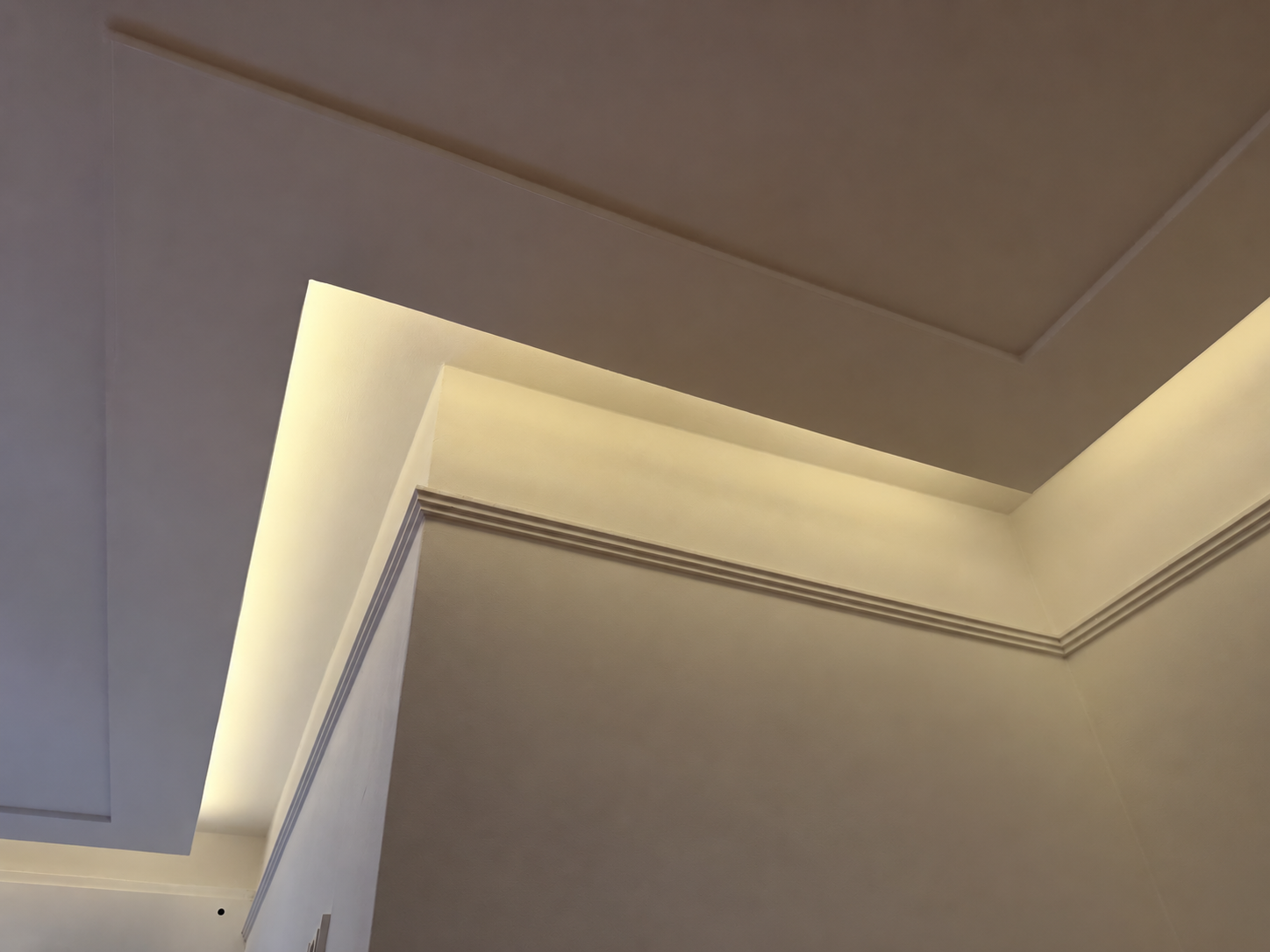 Indirekte Lichtfuge an der abgehängten Decke mit umlaufendem Wandprofil